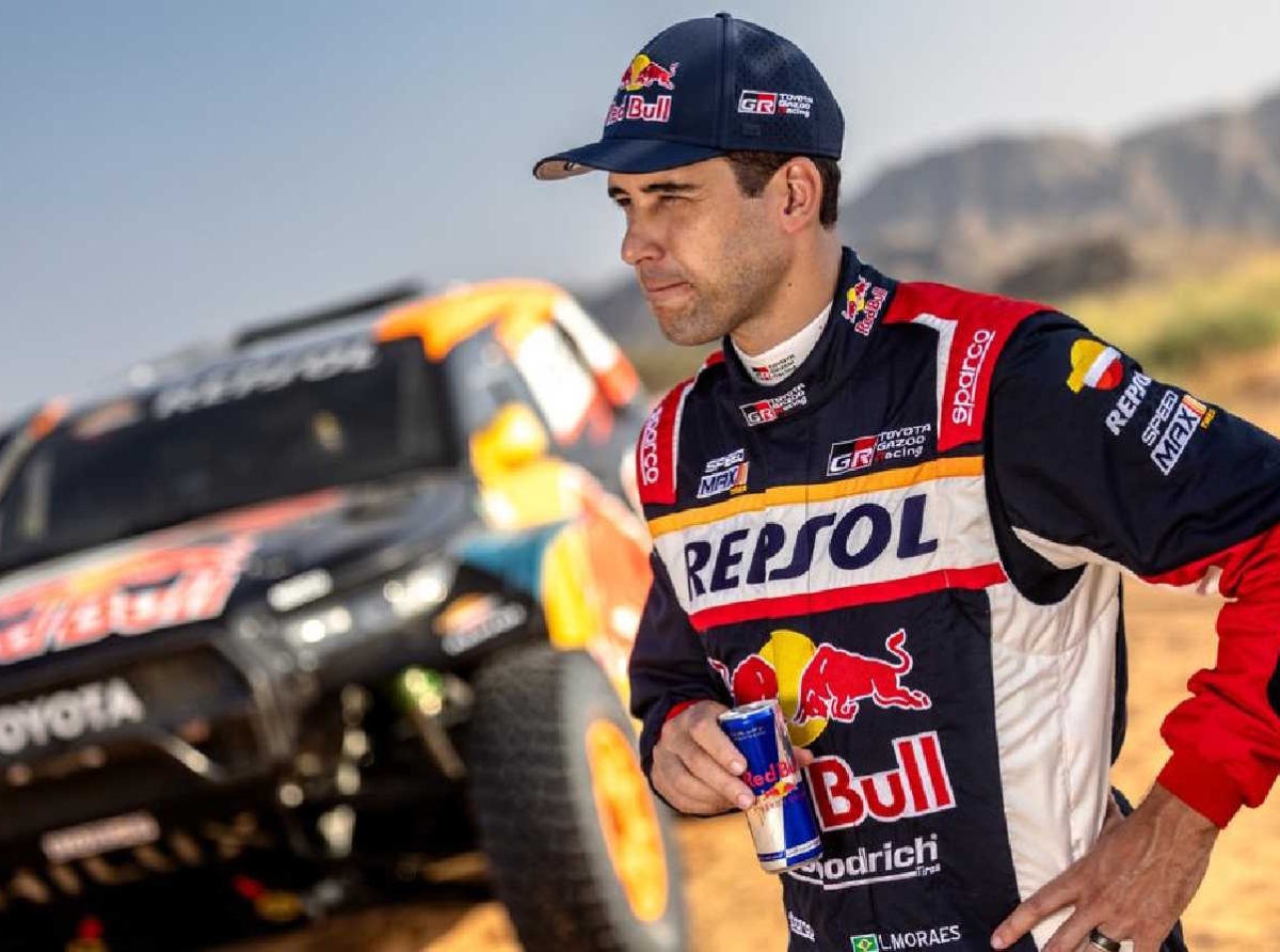 Lucas Moraes ao lado do Toyota GR DKR Hilux EVO (Red Bull Pool Content)