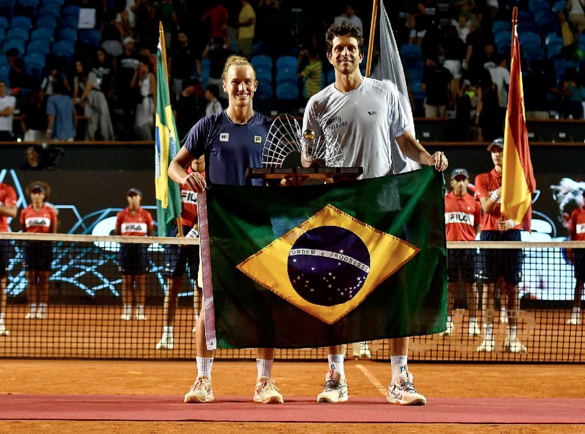 Marcelo Melo com o troféu e a bandeira brasileira (Fotojump / Rio Open)