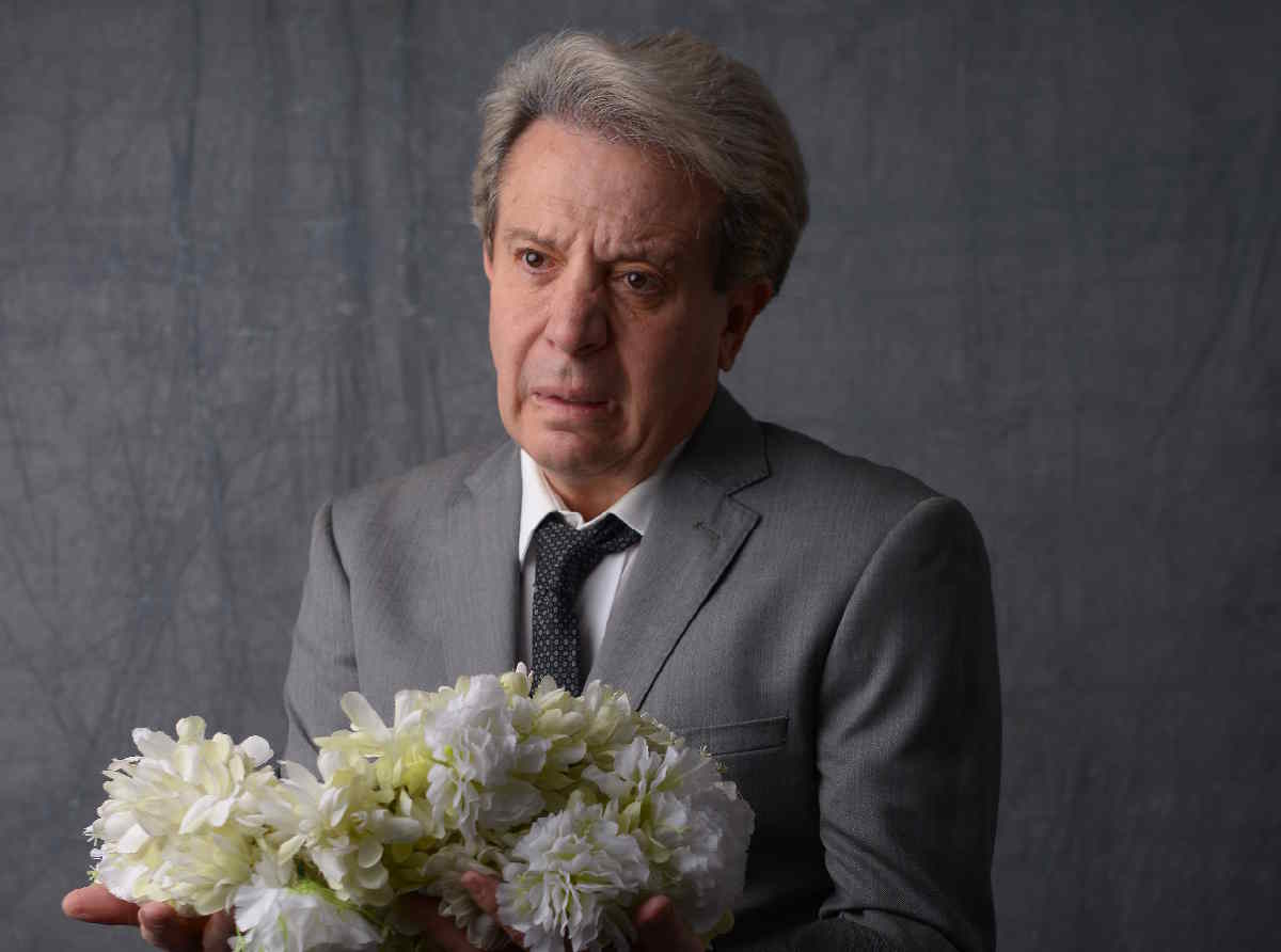 Eduardo Martini em  “Na Medida do Possível – A Comédia da Crise do Homem Moderno” / crédito: Morgade
