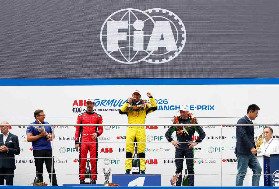Lucas no pódio, na China  / Créditos: Lola Cars