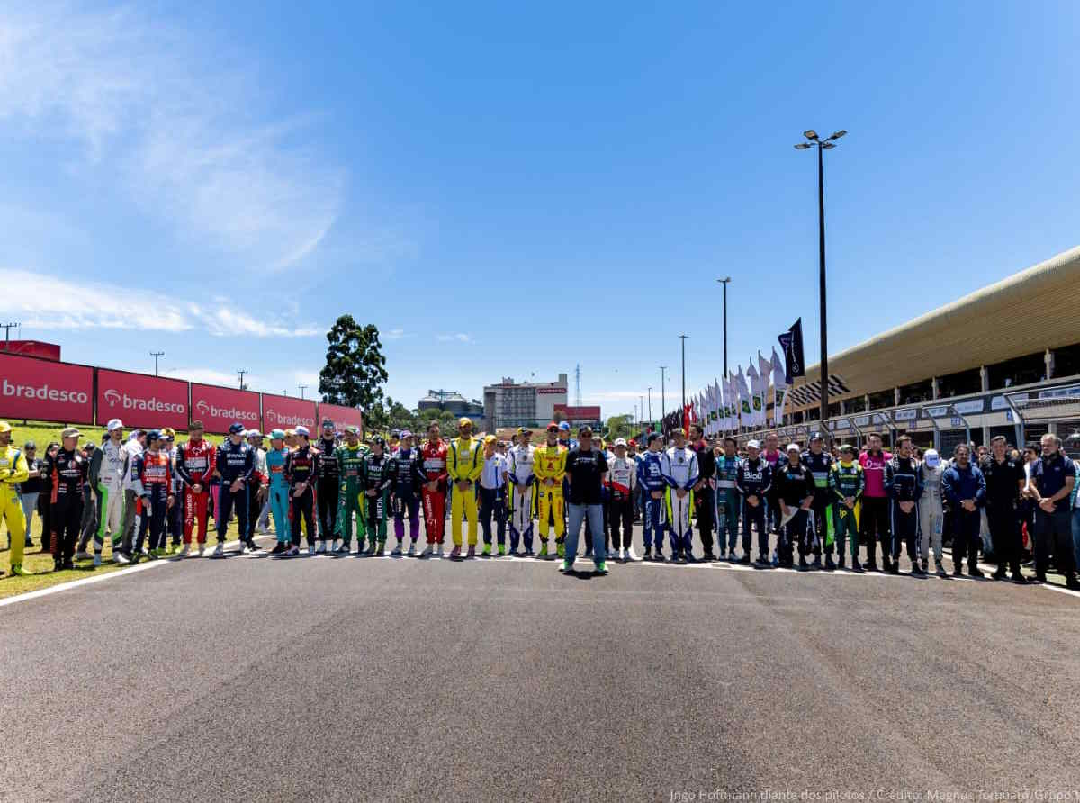  Ingo Hoffmann diante dos pilotos para uma salva de palmas junto ao público / Crédito: Magnus Torquato/Grupo Veloci